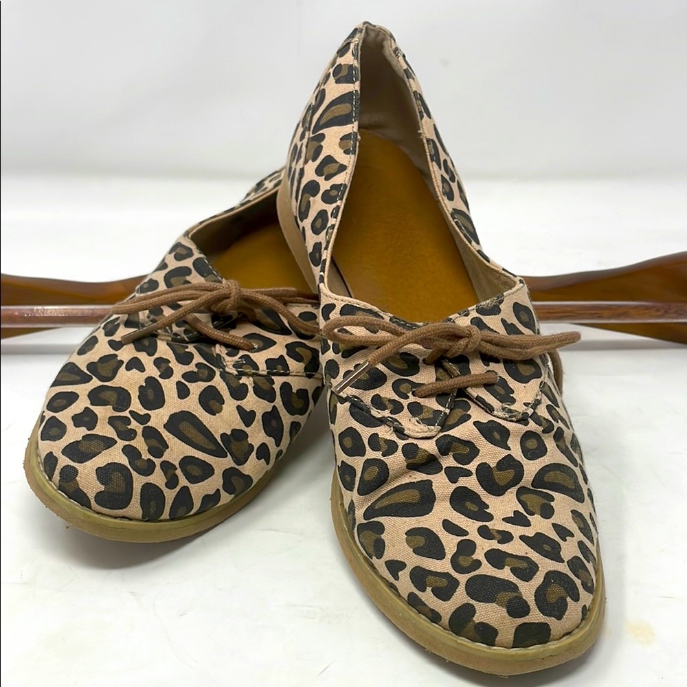 GAP Tan Brown Leopard Flat Lace Shoes Size 9 Excellent Condition
